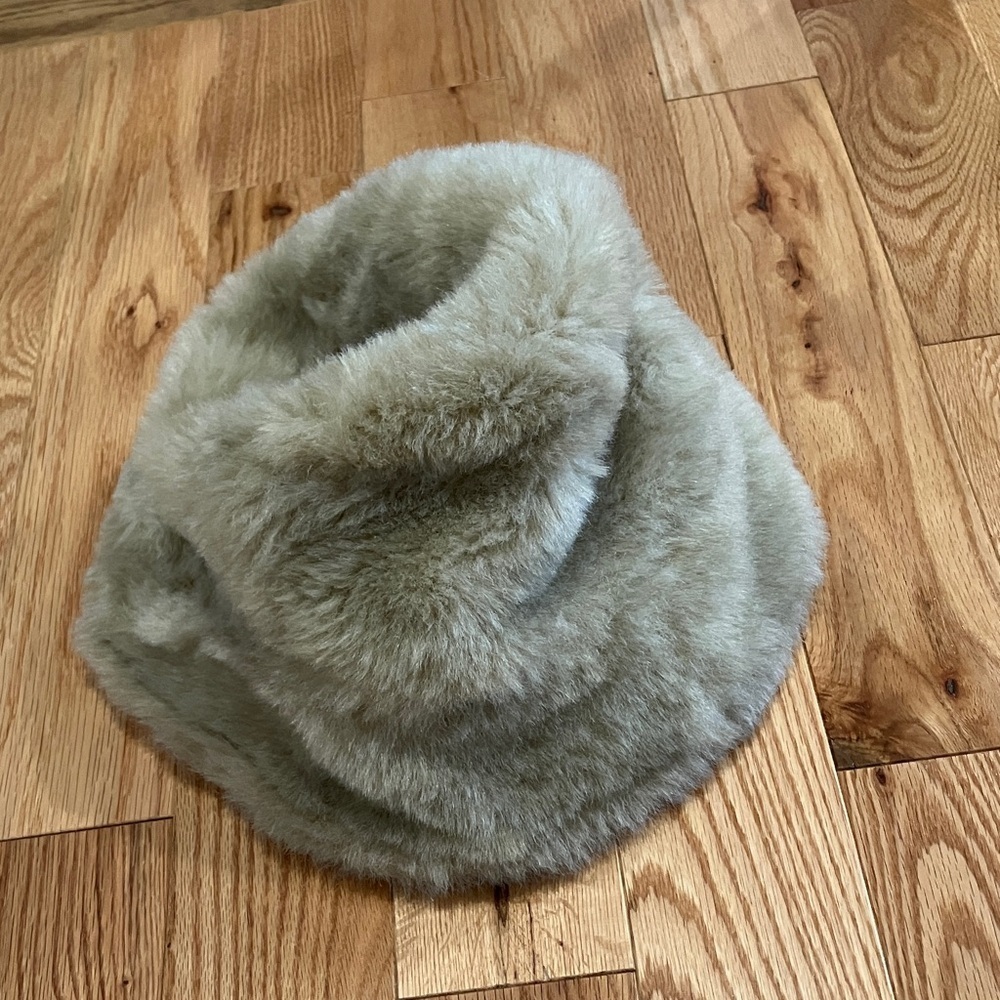 CLYDE Fur Bucket Hat